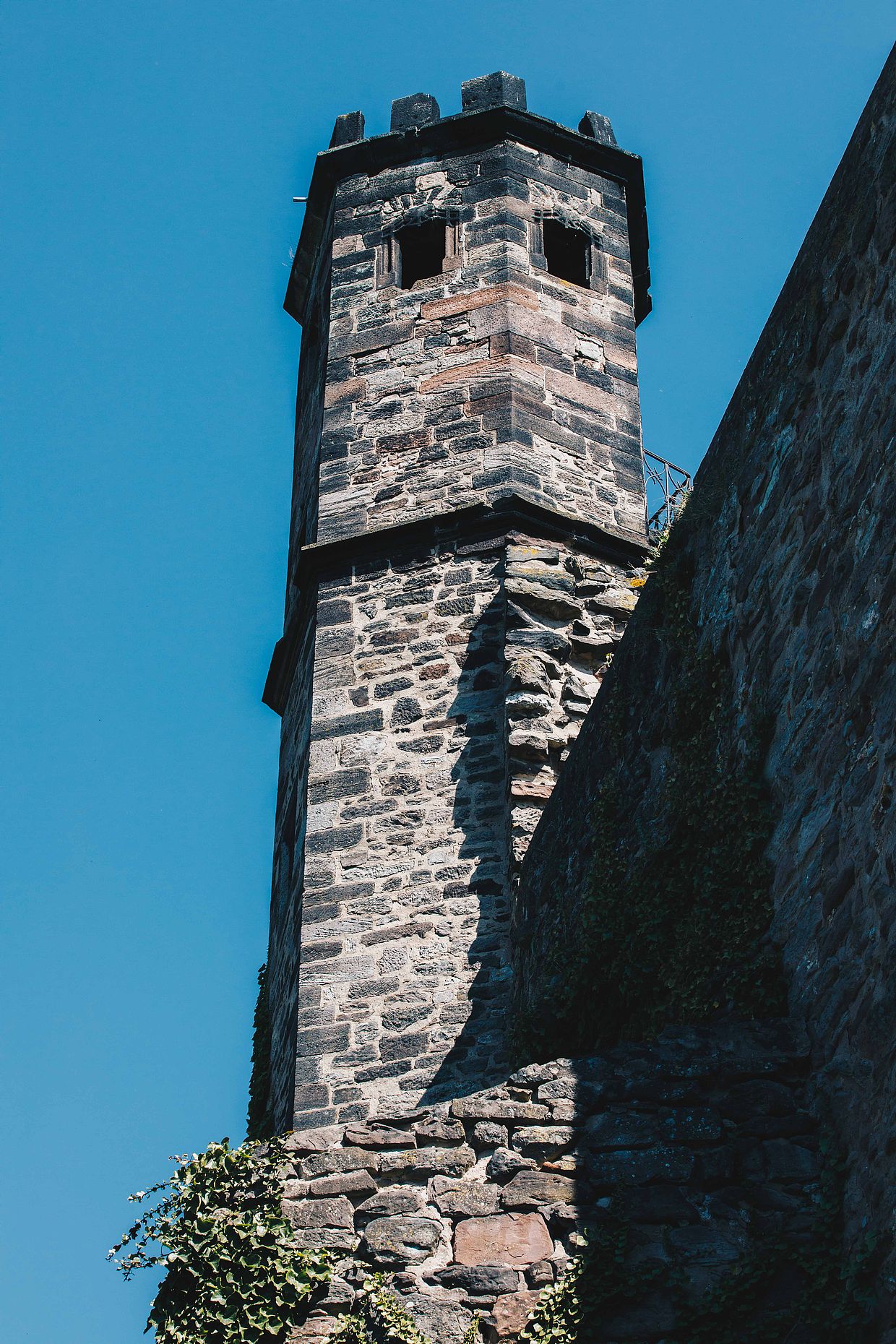 Nahaufnahme eines Turms auf der Burgruine im Harz