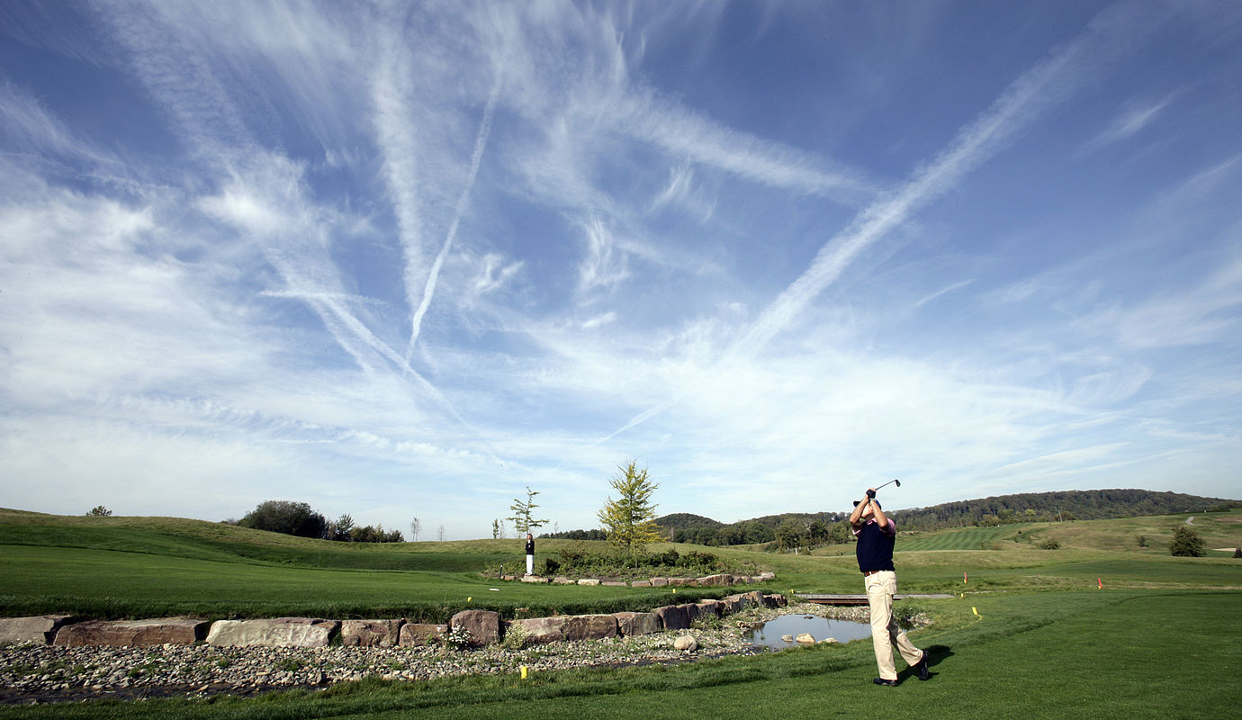 Ein Golfspieler schwingt seinen Golfschläger auf dem Golfplatz vom Hardenberg BurgHotel