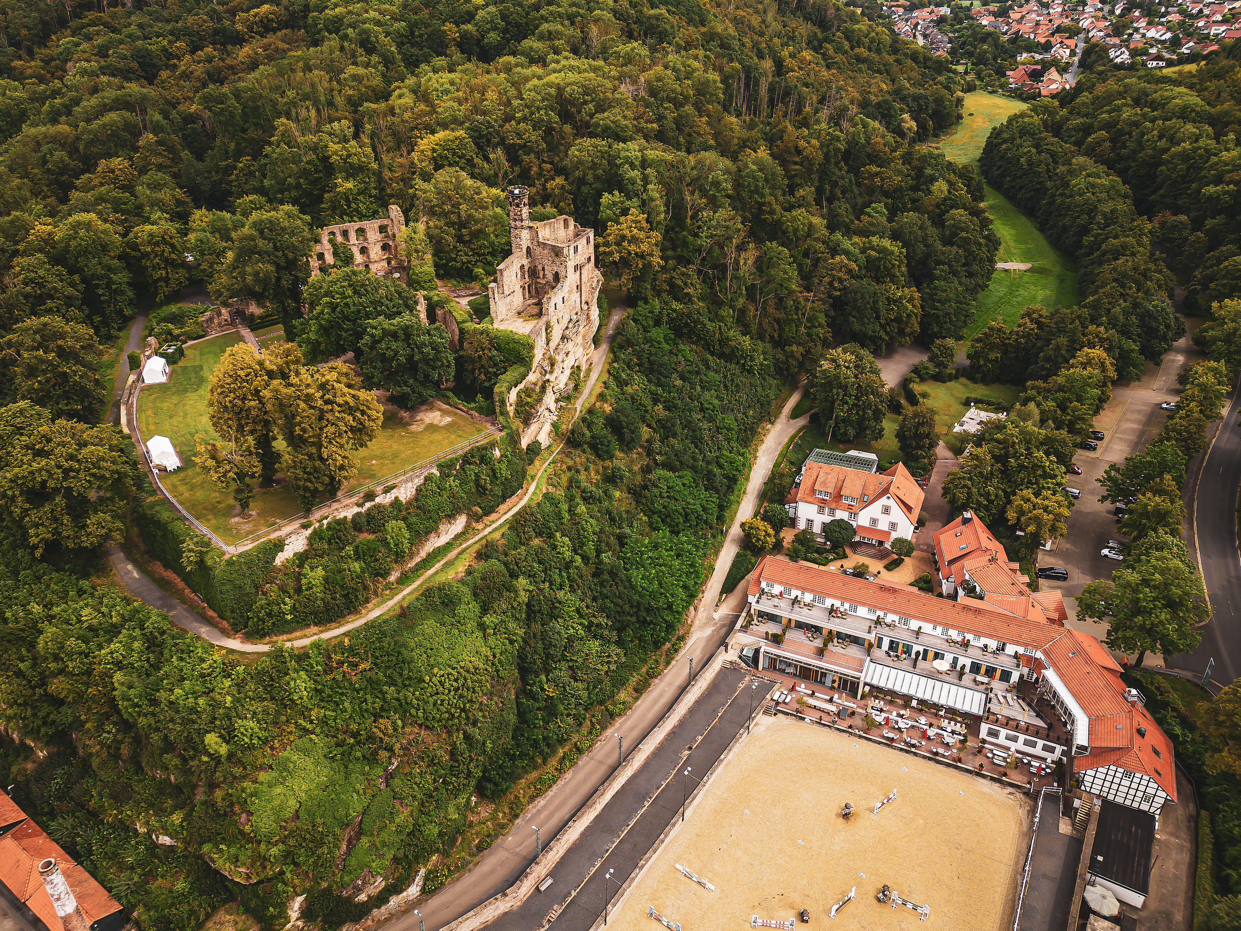 Luftaufnahme der Hardenberg-Burgruine und des Hotels an der A7