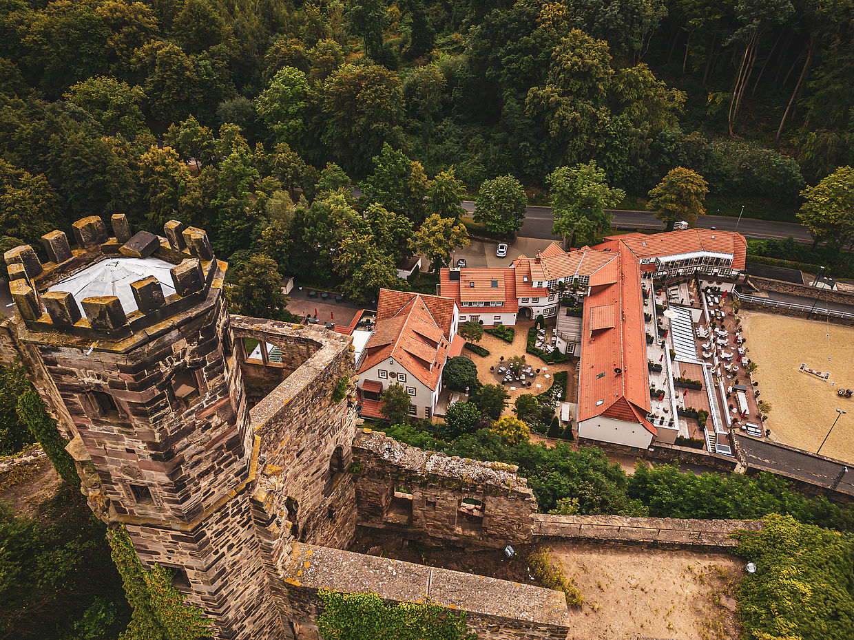 Eine Luftaufnahme des Burgruine-Turms und des Hardenberg BurgHotels