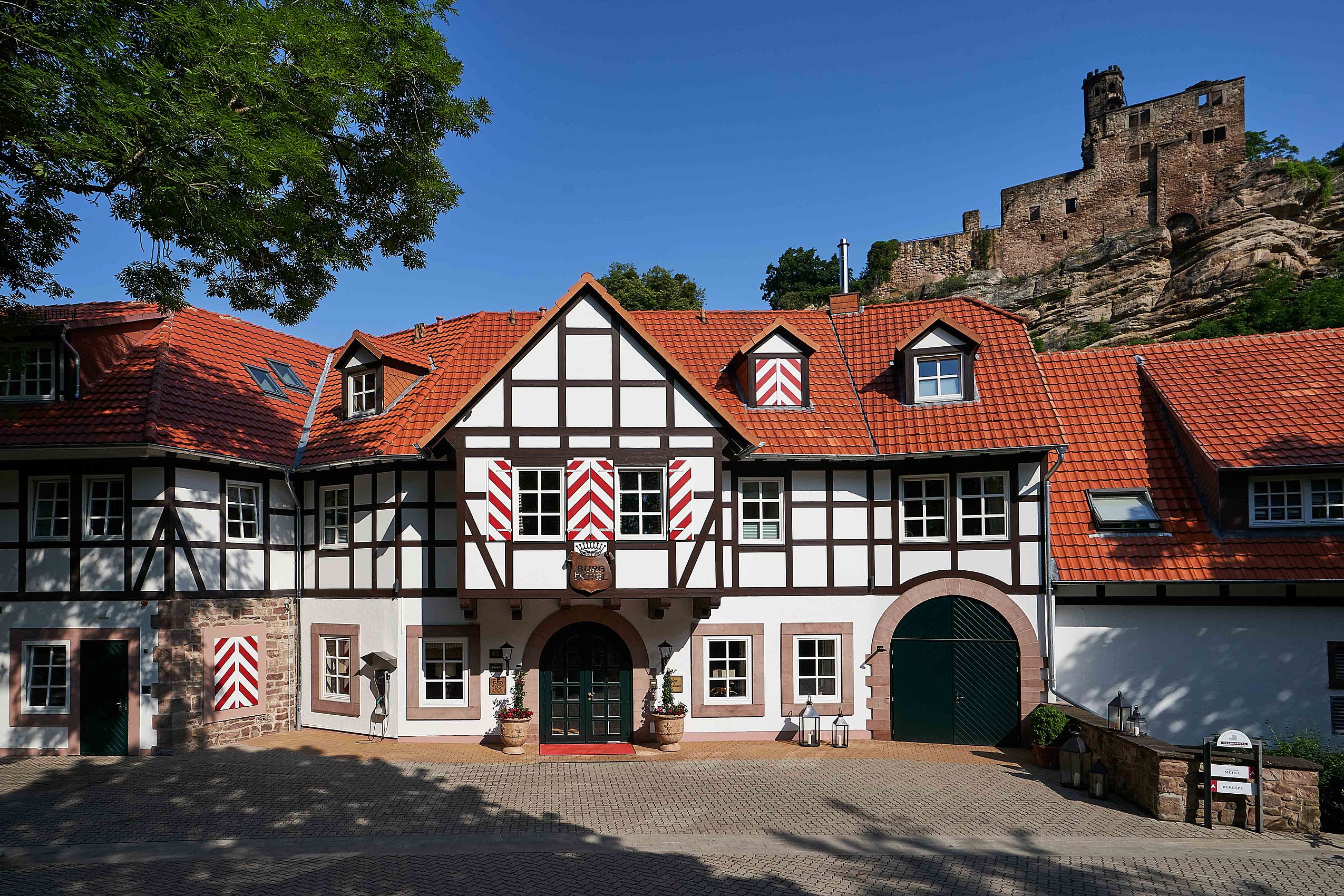 Außenansicht des Hardenberg BurgHotels und der Burgruine