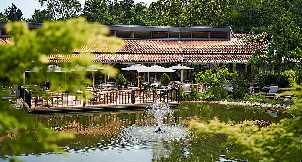 Der große Teich mit Springbrunnen vor der Sonnenterrasse des Hotel FREIgeist