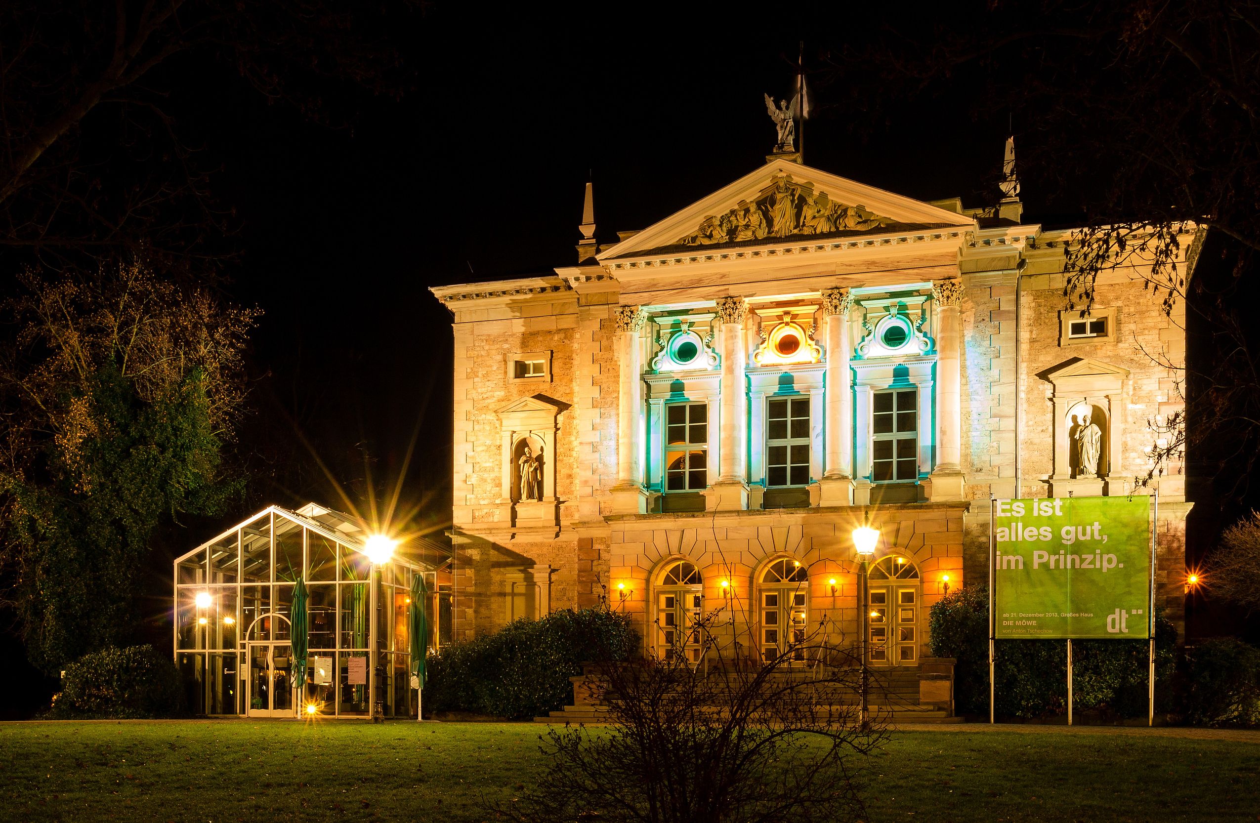 Außenansicht des Deutschen Theaters, ein Ausflugsziel in Göttingen, umgeben von Licht bei Nacht
