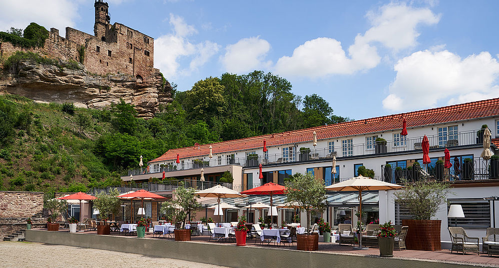 Außen Ansicht des Hardenberg BurgHotels mit der Restaurantterrasse in Nörten Hardenberg unter der Hardenberg BurgRuine.